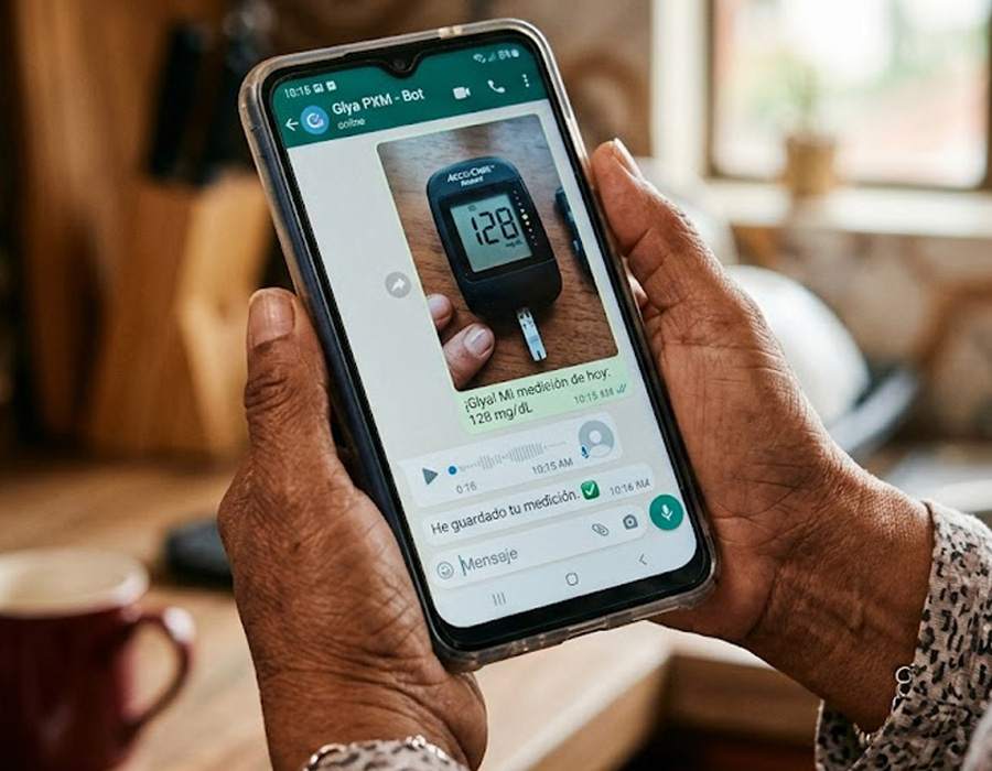 Mano de adulta mayor sosteniendo celular con conversación de WhatsApp con Glady