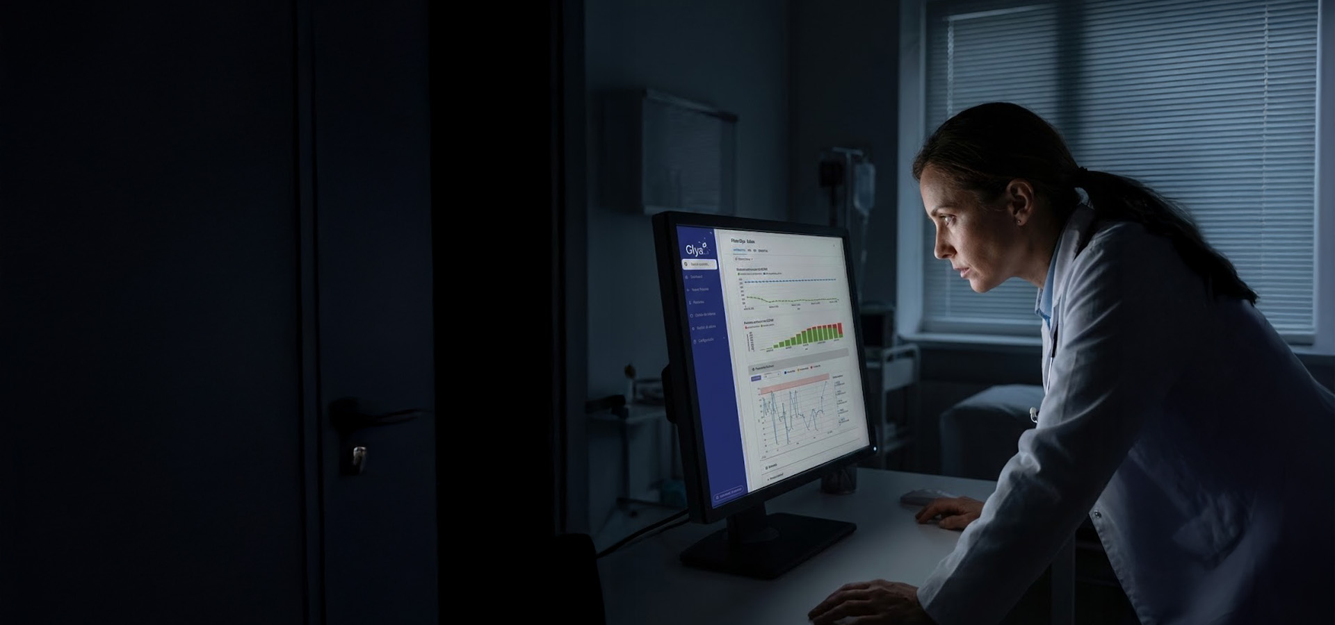 Médico revisando dashboard clínico con datos de pacientes en pantalla, expresión de concentración en entorno de IPS