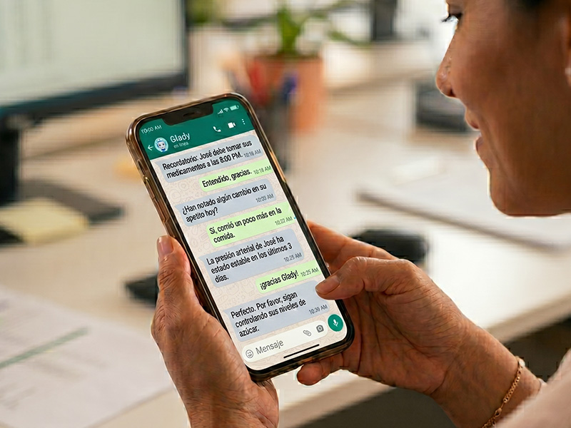Hijo recibiendo alerta de salud de su familiar en el celular